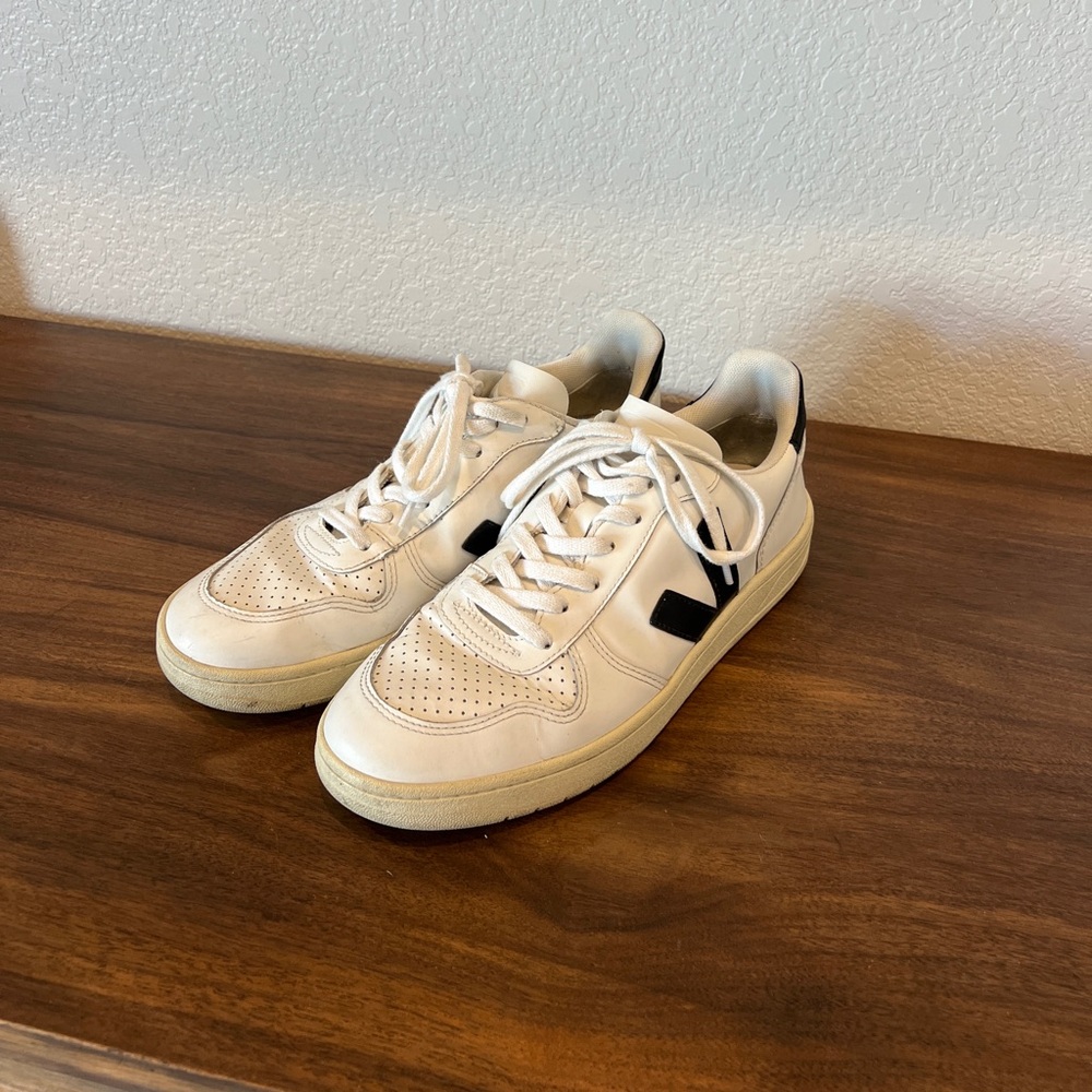 VEJA V-10 US size 9